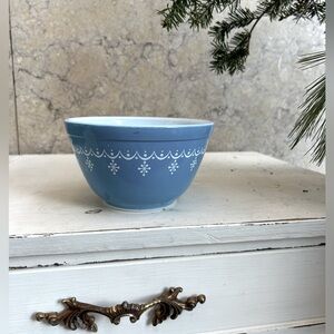 Vintage Pyrex Snowflake Garland 1 1/2 Qt Mixing Bowl